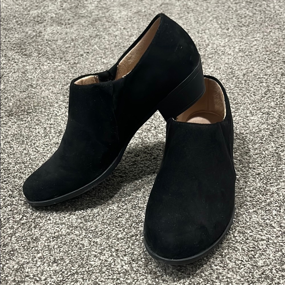 Black Minimalist Flats with Suede Finish